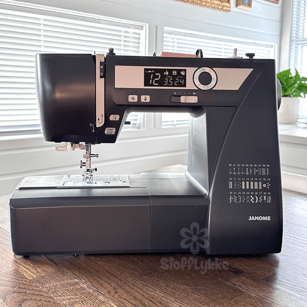 Janome SewLA Grafittgr&aring; m/Toalettmappem&oslash;nster