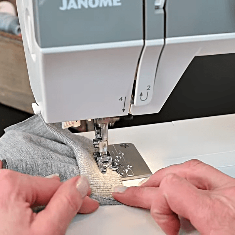 Janome 1522 Lys Grå m/Trykkfotpakke og bøttehattmønster