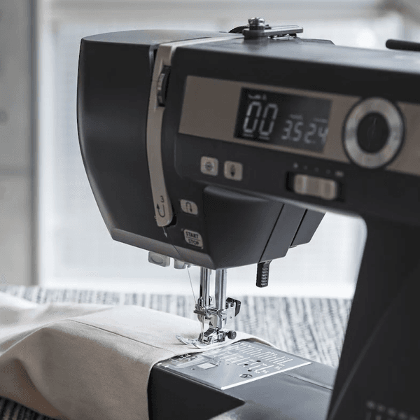 Janome SewLA Grafittgr&aring; m/Toalettmappem&oslash;nster