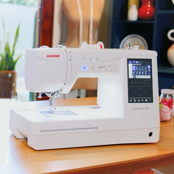 Janome Memory Craft 1000 Silky White Sy- og Broderimaskin