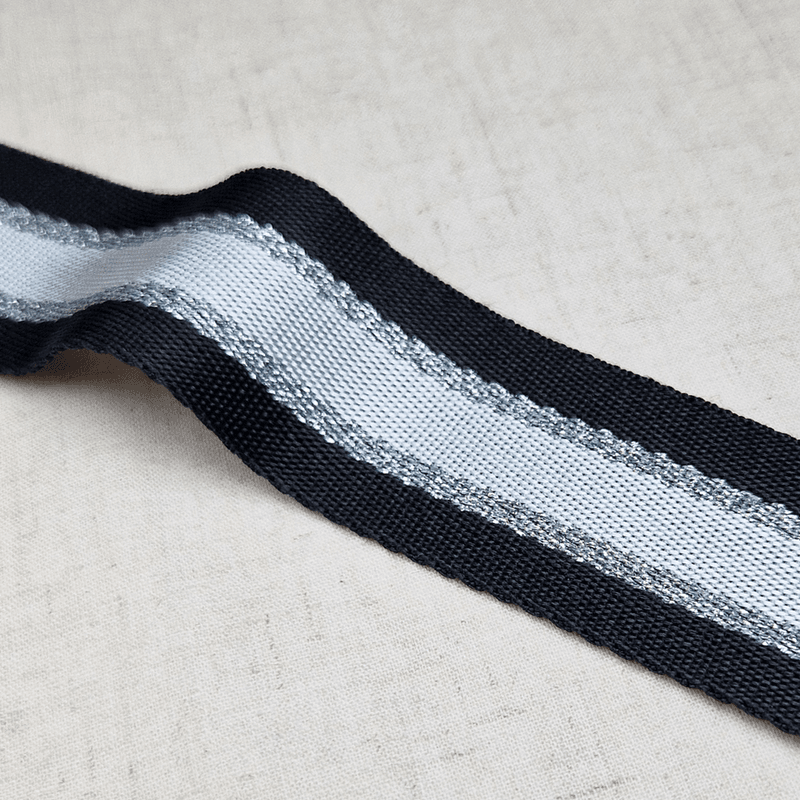Stripe Sort/Sølv Metallic  - Vevd Bånd 40 mm